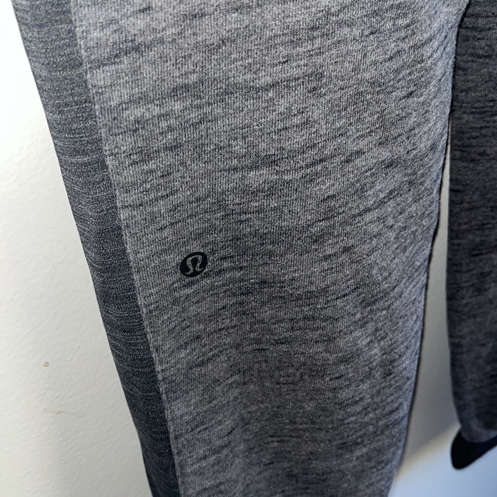 Lululemon two toned gray joggers. Size 8 
excellent condition!